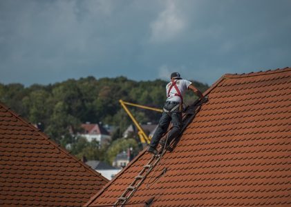 Het belang van dakreiniging: alle ins en outs